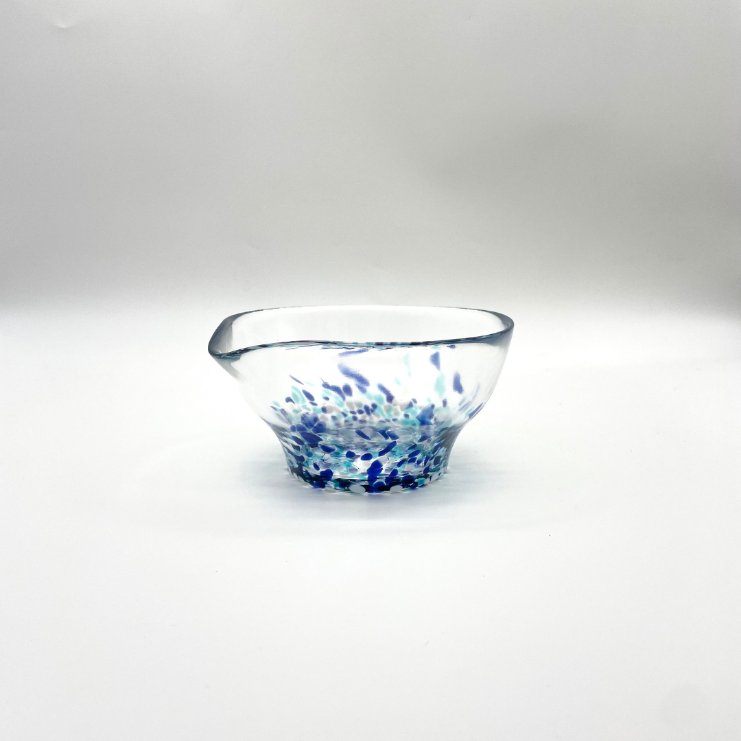 日本製玻璃片口抹茶碗，藍水色斑點，正面