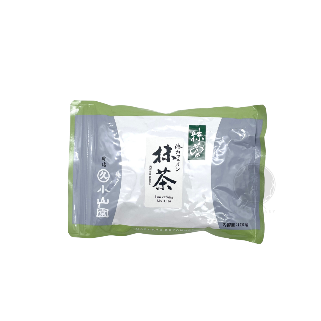 丸久小山園低咖啡因抹茶罐裝，淺綠色蓋，標示咖啡因減少 80%