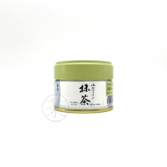 丸久小山園低咖啡因抹茶罐裝，淺綠色蓋，標示咖啡因減少 80%